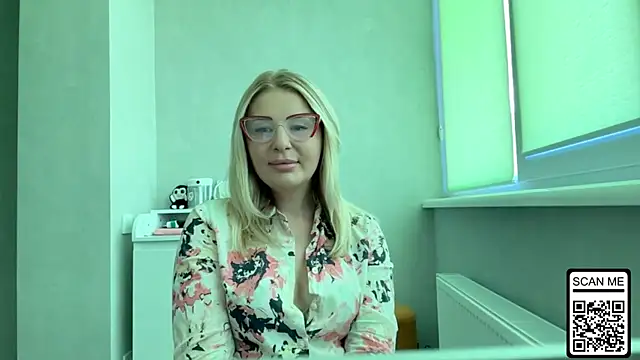 Snapshot of Blondie_xoxoxo chatting on July 14, 10:21 am Blondie xoxoxo online show from July 14, 10:21 am