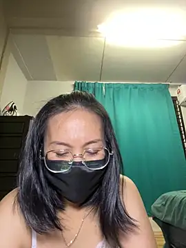 melyiaaa online show from March 24, 2:11 pm