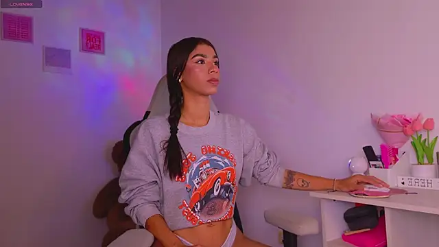 BrunetteAdams001 online show from January 17, 5:45 am