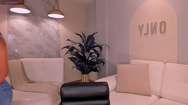 AyshelBrown online show from September 13, 7:24 pm