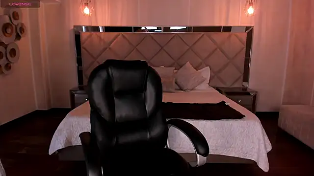 MilaColeman online show from November 3, 7:04 pm