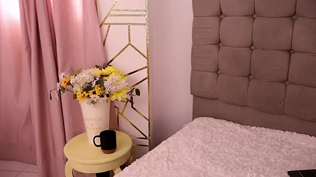 Snapshot of Lily_rousee_ chatting on May 20, 12:44 pm Lily rousee online show from May 20, 12:44 pm