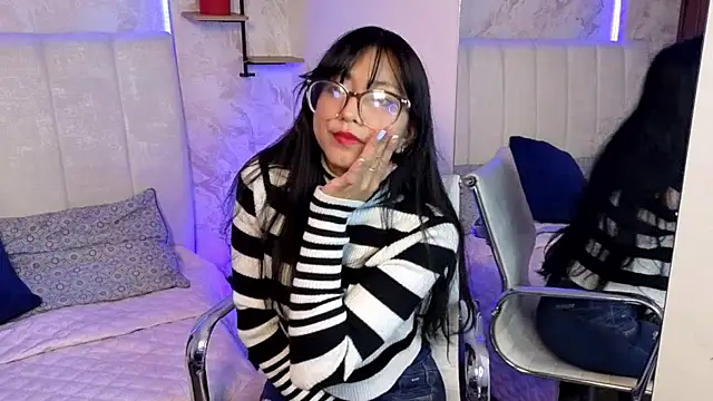 Snapshot of VioletxBloom chatting on January 17, 7:39 pm VioletxBloom online show from January 17, 7:39 pm