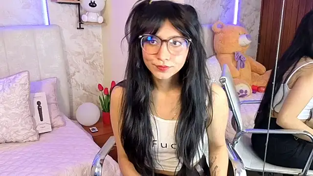 Snapshot of VioletxBloom chatting on February 4, 8:36 pm VioletxBloom online show from February 4, 8:36 pm