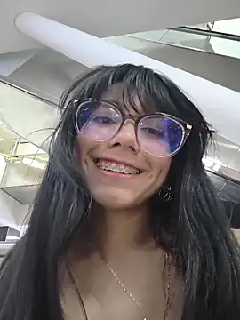 Snapshot of VioletxBloom chatting on February 18, 9:33 pm VioletxBloom online show from February 18, 9:33 pm