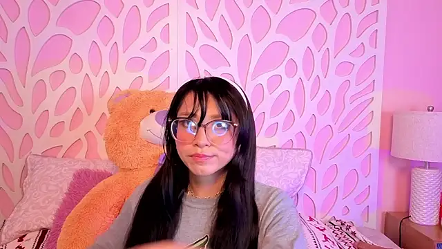 Snapshot of VioletxBloom chatting on February 23, 7:55 pm VioletxBloom online show from February 23, 7:55 pm