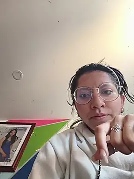 Snapshot of VioletxBloom chatting on March 1, 4:42 pm VioletxBloom online show from March 1, 4:42 pm