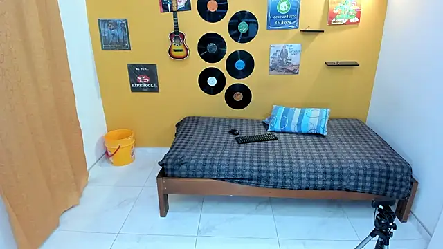 skinnyverus18 online show from March 12, 6:58 pm