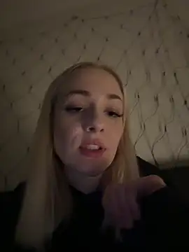 Snapshot of DaryaDoll chatting on December 18, 11:55 pm DaryaDoll online show from December 18, 11:55 pm