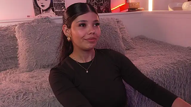Snapshot of sophieee_art chatting on April 20, 6:53 pm sophieee art online show from April 20, 6:53 pm