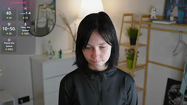 SuzanneHowse online show from November 4, 4:33 am