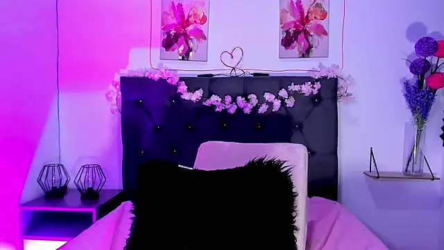 Snapshot of SagiraBelle chatting on April 18, 7:58 pm SagiraBelle online show from April 18, 7:58 pm