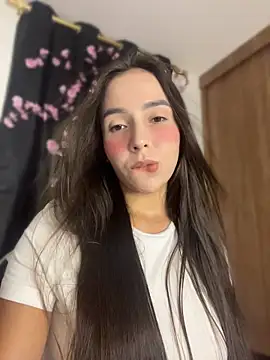 Snapshot of Scarlett05 chatting on June 12, 2:21 am Scarlett05 online show from June 12, 2:21 am