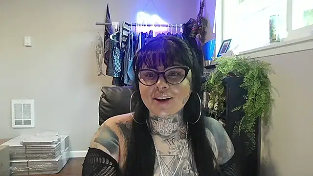 chicanachic13 online show from May 24, 9:31 pm