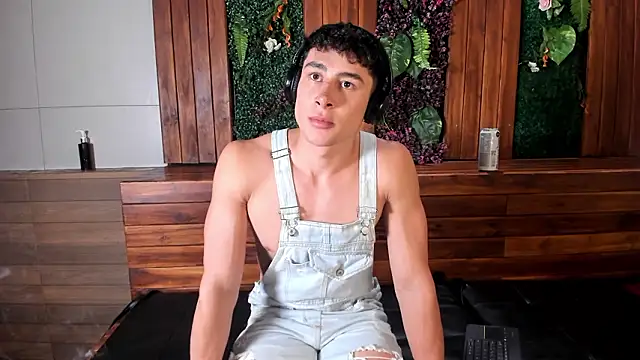 AustinJones  online show from February 16, 7:10 pm