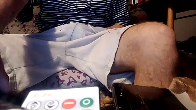 Snapshot of Halloalbert889 chatting on October 24, 9:55 pm Halloalbert889 online show from October 24, 9:55 pm