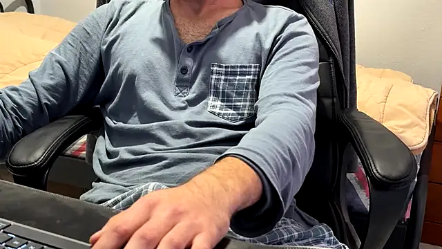 Snapshot of Uncutboy24 chatting on October 28, 9:35 am Uncutboy24 online show from October 28, 9:35 am