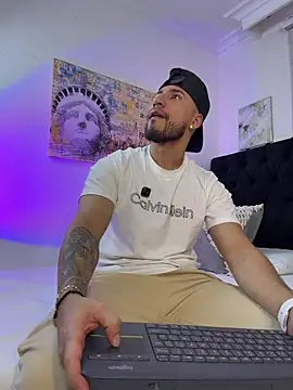 Thiago Hill online show from April 4, 5:16 am