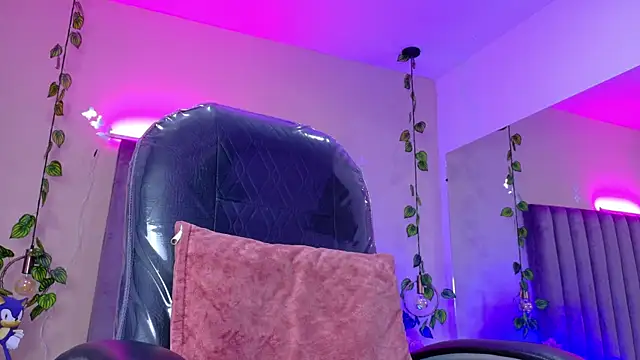 Snapshot of Nascary_Fox chatting on July 15, 11:59 am Nascary Fox online show from July 15, 11:59 am