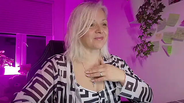 Linsy Kim online show from March 11, 8:26 pm