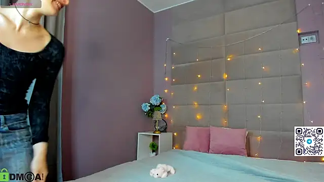 Adeline Perle online show from October 31, 1:17 am