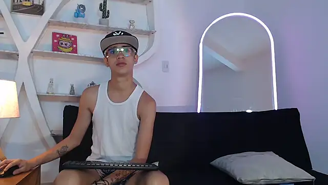 PRETTY FEM online show from September 22, 1:35 pm