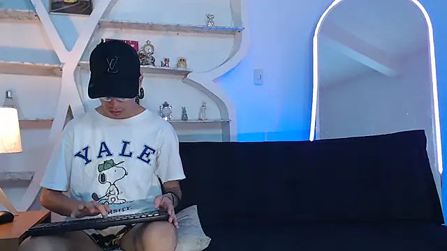 PRETTY FEM online show from September 29, 1:27 pm