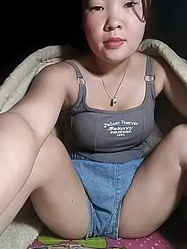 lylylove online show from June 18, 1:39 am