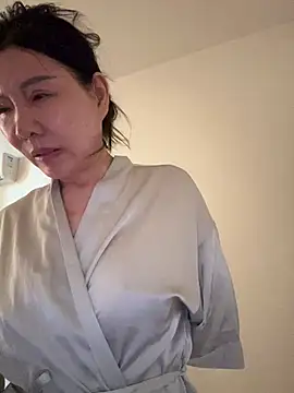 xiiuuff18 online show from July 12, 1:29 am