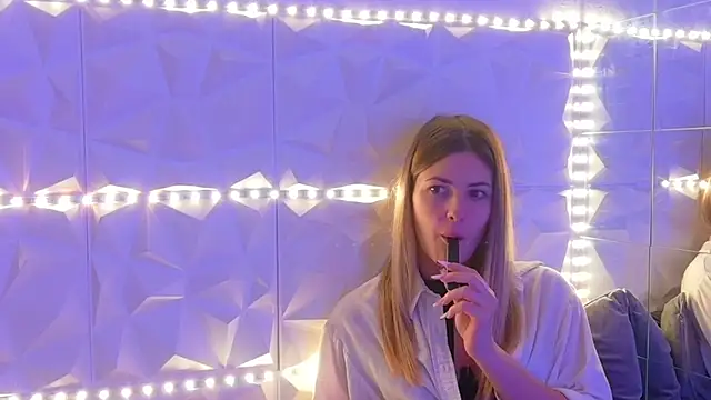 Aishha  online show from December 17, 5:35 am