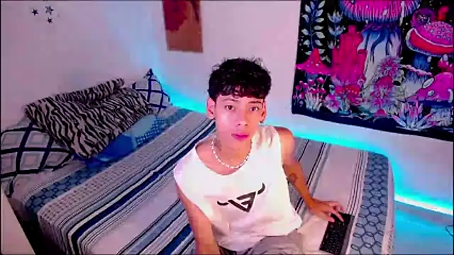 Snapshot of Thedoll_ethan7 chatting on May 29, 8:51 pm Thedoll ethan7 online show from May 29, 8:51 pm