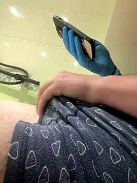 Snapshot of Dickii21 chatting on October 13, 8:03 am Dickii21 online show from October 13, 8:03 am