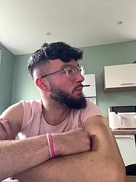 Snapshot of duomagique_off chatting on April 1, 2:14 pm duomagique off online show from April 1, 2:14 pm