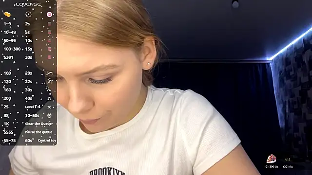 Snapshot of SwiiSweet chatting on November 6, 4:08 pm SwiiSweet online show from November 6, 4:08 pm