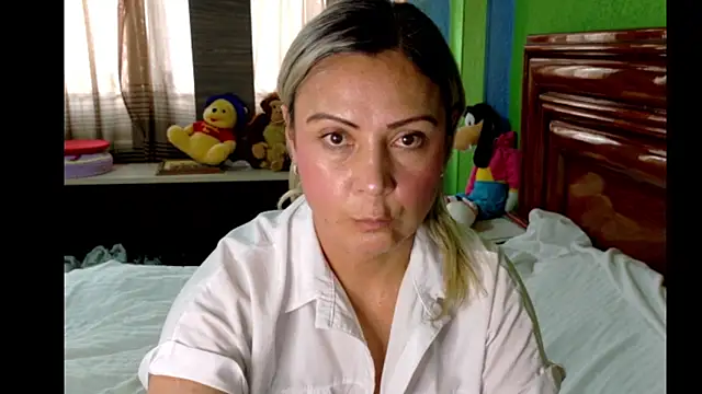  Charlize theron  online show from April 6, 9:05 pm