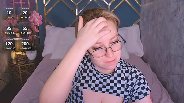 AlexandraGreen online show from April 6, 9:05 pm