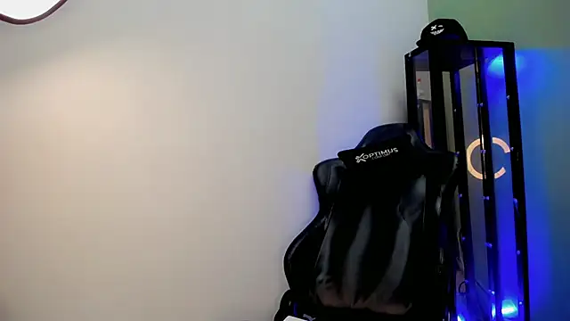 dilan hott  online show from December 2, 7:53 pm