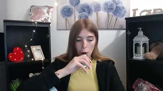 JuiceLips   online show from October 8, 1:09 pm