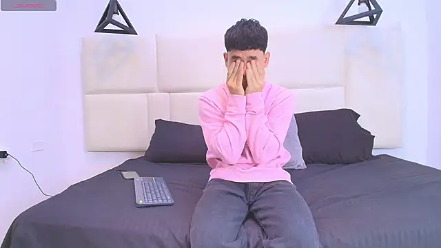 Snapshot of aron_twink66 chatting on September 25, 2:32 pm aron twink66 online show from September 25, 2:32 pm