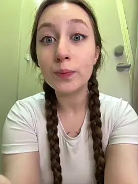 Snapshot of FroggyAnna chatting on April 6, 4:19 pm FroggyAnna online show from April 6, 4:19 pm