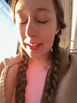 Snapshot of FroggyAnna chatting on May 2, 4:45 pm FroggyAnna online show from May 2, 4:45 pm