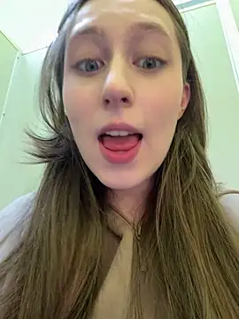 Snapshot of FroggyAnna chatting on May 21, 4:03 pm FroggyAnna online show from May 21, 4:03 pm