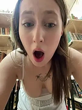 Snapshot of FroggyAnna chatting on May 23, 4:33 pm FroggyAnna online show from May 23, 4:33 pm