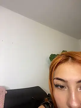 Snapshot of Isabella18_pink chatting on April 11, 1:43 am Isabella18 pink online show from April 11, 1:43 am