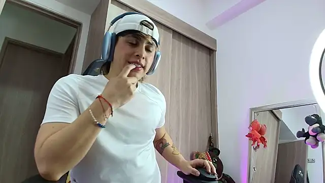 Snapshot of brunothompson3 chatting on September 12, 12:22 am brunothompson3 online show from September 12, 12:22 am