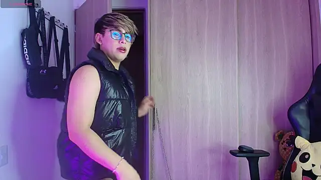 Snapshot of brunothompson3 chatting on October 13, 12:43 am brunothompson3 online show from October 13, 12:43 am