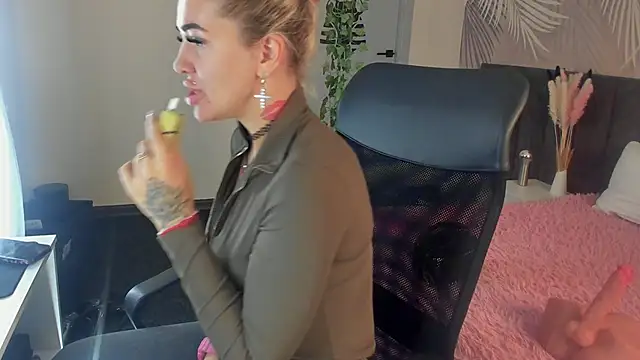 Kira Key online show from November 3, 1:51 am