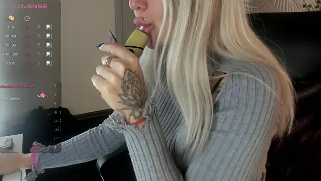 Kira Key online show from November 18, 1:55 am