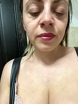 Snapshot of ladywithbigass chatting on March 12, 5:57 am ladywithbigass online show from March 12, 5:57 am