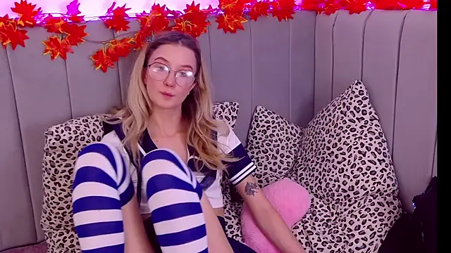 Snapshot of MaeLili chatting on October 19, 8:04 am MaeLili online show from October 19, 8:04 am